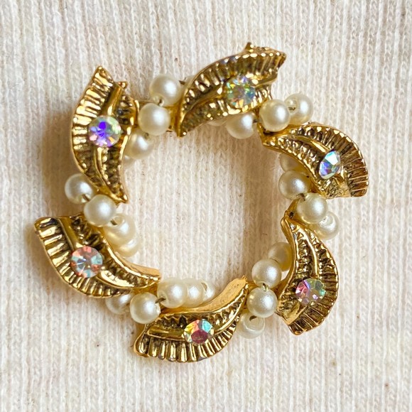 Wreath Brooch Iridescent Stones A String Of Faux Pearls Gold Tone Leaves - Picture 1 of 7